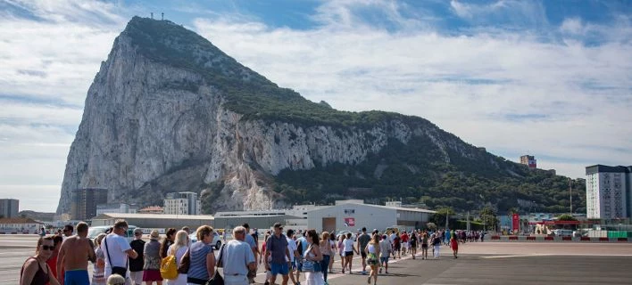 Η Ισπανία απειλεί να τινάξει στον αέρα τη συμφωνία για το Βrexit λόγω του Γιβραλτάρ